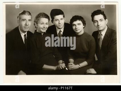 Der TSCHECHOSLOWAKISCHEN SOZIALISTISCHEN REPUBLIK, ca. 1950er-Jahre: Vintage Foto von Familie. Stockfoto