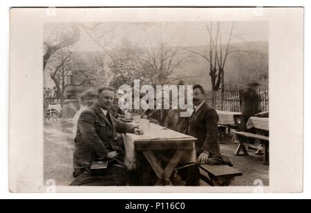 Die tschechoslowakische Republik - ca. 1940 s: Vintage Foto zeigt Menschen in ländlichen fest. Stockfoto