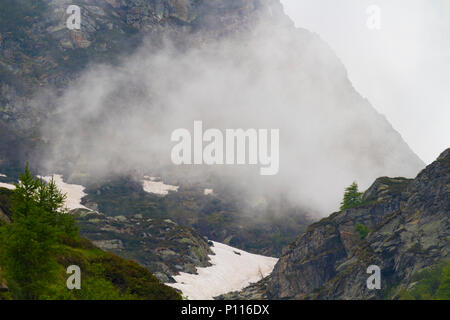 Nebligen Tag in Berg mit suggestiven Bergblick Stockfoto