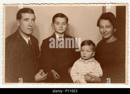 Prag, der TSCHECHOSLOWAKISCHEN SOZIALISTISCHEN REPUBLIK - circa 1950s: Vintage Foto zeigt "Family Portrait". Stockfoto