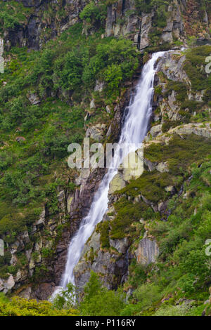 Kleines süßes versteckten Wasserfall in Wild Mountain Natur Stockfoto