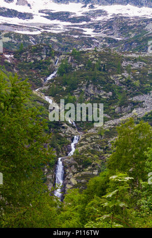 Kleines süßes versteckten Wasserfall in Wild Mountain Natur Stockfoto