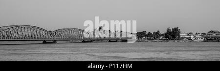 Schwarze und weiße Panorama der Faidherbe Brücke über Senegal Fluss eröffnete im Jahr 1897 Stockfoto