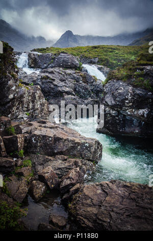 Schweres Wasser stürzt, fällt der Fairy Pools auf der Insel Skye an einem stürmischen Tag Stockfoto