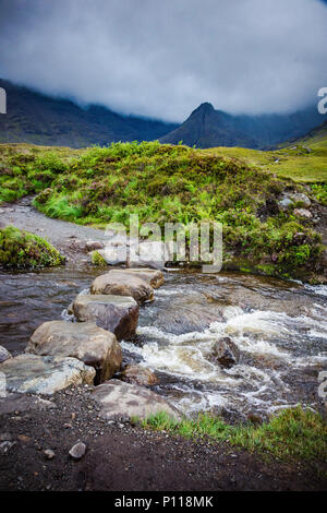 Schweres Wasser stürzt, fällt der Fairy Pools auf der Insel Skye an einem stürmischen Tag Stockfoto