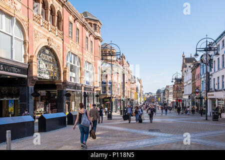 Käufer auf Briggate im Victoria Viertel der Innenstadt von Leeds, West Yorkshire, England, Großbritannien Stockfoto