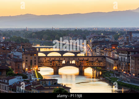 Blick auf die Brücke Ponte Vecchio über den Arno in Florenz mit Flutlicht Stockfoto