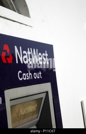 Eine der vielen britischen lokale Bank die Schließung von Nat West Bank in Bawtry Dorf, Bewohner Lose Diese geldautomaten Punkt Service. Stockfoto