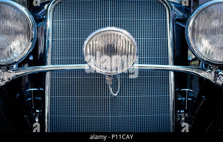 Oldtimer Konzept - Vordere Scheinwerfer und Grill Detail der Oldtimer - Stockfoto