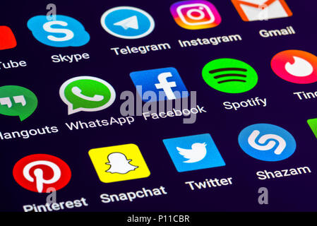 Social media Verknüpfungen auf dem Tablet Bildschirm. Social Networking-Anwendung Symbole auf dem Smartphone. Social media Konzept. Stockfoto