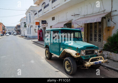 Classic Toyota Land Cruiser Serie 40 offroad Fahrzeug in der Straße von Saint-Louis Stockfoto