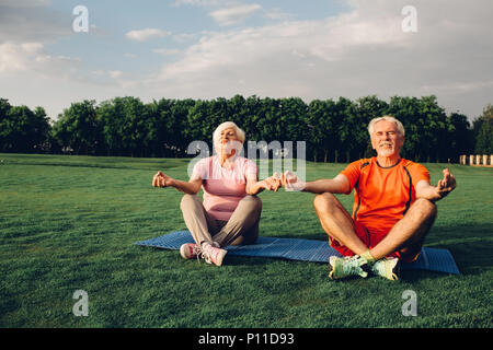 Senior paar Yoga zusammen tun im Freien Stockfoto