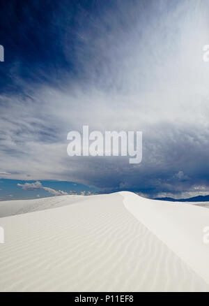 White Sands National Monument mit Sanddünen unter einem stürmischen Abendhimmel Stockfoto