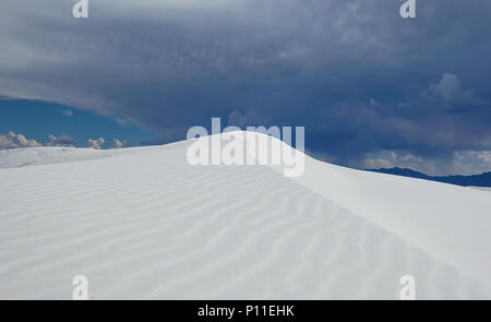 White Sands National Monument mit Sanddünen unter einem stürmischen Abendhimmel Stockfoto