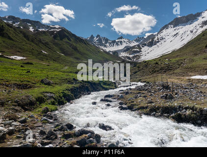 Schönen Berg Tal in der Nähe des Klosters an einem Sommertag mit einem kleinen Bach durchquert Stockfoto