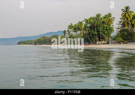 Ruhiges Wasser, Palmen und weißem Sandstrand auf Tokeh Beach, südlich von Freetown, Sierra Leone, Afrika Stockfoto