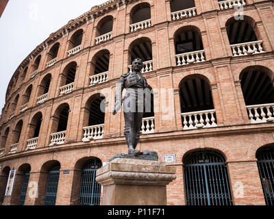 Statue eines stierkämpfers vor der Stierkampfarena in Valencia, Spanien Stockfoto