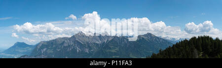 Wunderschöne Berglandschaft mit einer fantastischen Aussicht auf die Schweizer Alpen. Stockfoto