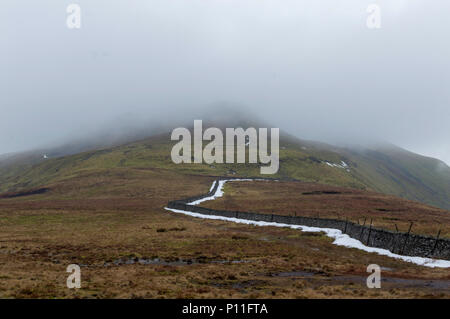 Foggy Gipfel Ingleborough Stockfoto