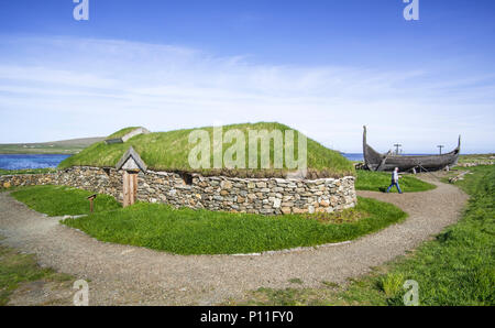 Wiederaufbau der Nordischen Wikinger Langhaus und der Skidbladner, vollständige Nachbildung des Gokstad Schiffes bei Brookpoint, Unst, Shetlandinseln, Schottland, Großbritannien Stockfoto