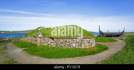 Wiederaufbau der Nordischen Wikinger Langhaus und der Skidbladner, vollständige Nachbildung des Gokstad Schiffes bei Brookpoint, Unst, Shetlandinseln, Schottland, Großbritannien Stockfoto