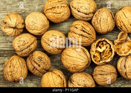Walnüsse auf einem alten Holz- Board. Gesundes Essen. Herbst Ernte Stockfoto