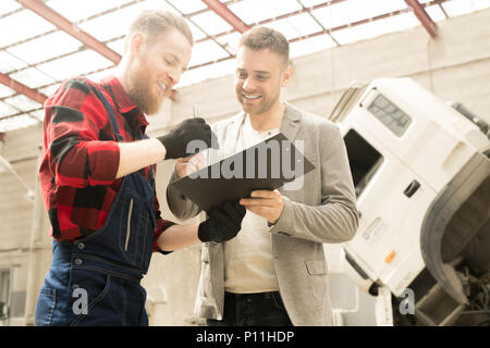 Glückliche Männer in Auto Reparatur Service Stockfoto