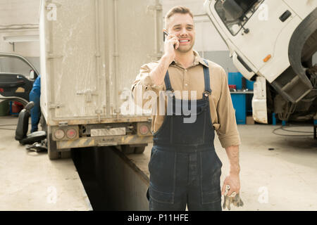 Gerne Handwerker am Telefon sprechen Stockfoto