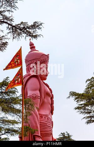 Herr Hanuman Statue in Jakhu Tempel in der schönen Stadt Shimla, Himachal Pradesh, Indien. Hindi Text bedeutet "Hagel Herr Ram". Stockfoto