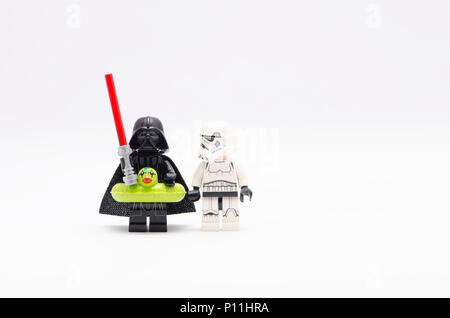 Mini Abbildung von Storm troopers beobachten Darth Vader tragen schwimmende Ente. Lego Minifiguren sind von der Lego Gruppe hergestellt. Stockfoto