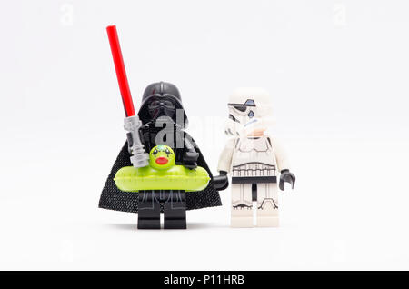 Mini Abbildung von Storm troopers beobachten Darth Vader tragen schwimmende Ente. Lego Minifiguren sind von der Lego Gruppe hergestellt. Stockfoto