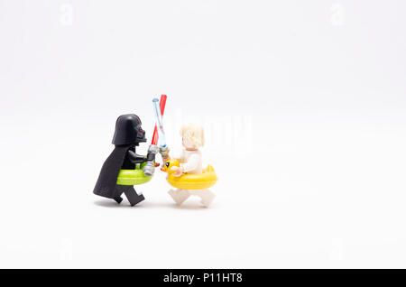 Mini Abbildung von Darth Vader und Luke Skywalker zu kämpfen, das Tragen von schwimmenden Ente. Lego Minifiguren sind von der Lego Gruppe hergestellt. Stockfoto