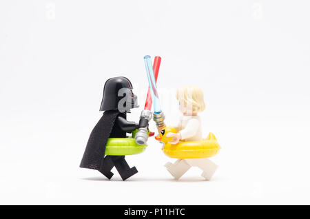 Mini Abbildung von Darth Vader und Luke Skywalker zu kämpfen, das Tragen von schwimmenden Ente. Lego Minifiguren sind von der Lego Gruppe hergestellt. Stockfoto