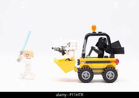 Mini Figur des Darth Vader fahren Radlader mit Storm Trooper jagt Luke Skywalker. Lego Minifiguren sind von der Lego Gruppe hergestellt. Stockfoto