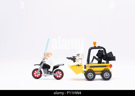 Mini Figur des Darth Vader fahren Radlader mit Storm Trooper jagt Luke Skywalker reiten Motorrad. Lego Minifiguren sind durch Die hergestellt Stockfoto