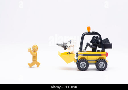 Mini Figur des Darth Vader fahren Radlader mit Storm Trooper jagen c3po. Lego Minifiguren sind von der Lego Gruppe hergestellt. Stockfoto