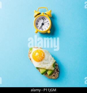 Gesunde Sandwich mit frischen Avocado und gebratene Wachtel Eier Stockfoto