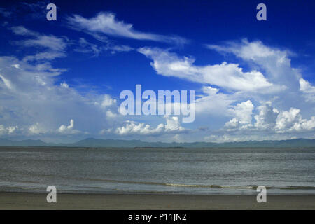 Wolken über dem Naf-Fluss in Teknaf Insel in Cox's Bazar, Bangladesch. Bangladesch hat immense Schönheit der Natur. © REHMAN Asad/Alamy Stock Foto Stockfoto