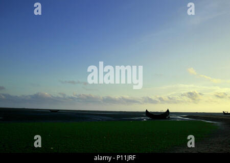 Wolken über dem Naf-Fluss in Teknaf Insel in Cox's Bazar, Bangladesch. Bangladesch hat immense Schönheit der Natur. © REHMAN Asad/Alamy Stock Foto Stockfoto