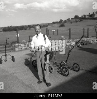 1953, historische, intelligent dresssed erwachsener männlicher Golfspieler in Hemd und Krawatte, mit seinen Vereinen auf seiner Schulter über seine Runde Golf, England, UK zu starten. Stockfoto