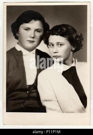 Die tschechoslowakische SOZIALISTISCHE REPUBLIK - ca. 1950: Vintage studio portrait Foto zeigt den jungen Mädchen. Antik schwarz weiß Foto. Stockfoto