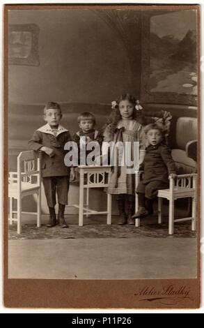 HODONIN, Österreich - Ungarn - um 1910: Vintage cabin Karte zeigt eine Gruppe von Kindern. Antik schwarz weiß Foto wurde im Studio aufgenommen. Stockfoto