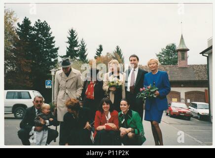 Schweiz - ca. 1995: Vintage Foto zeigt Menschen darstellen nach der Familienfeier. Stockfoto