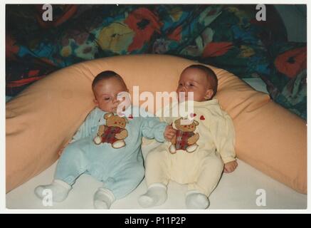 Schweiz - ca. 1995: Vintage Foto zeigt Babys um Zwillinge. Stockfoto