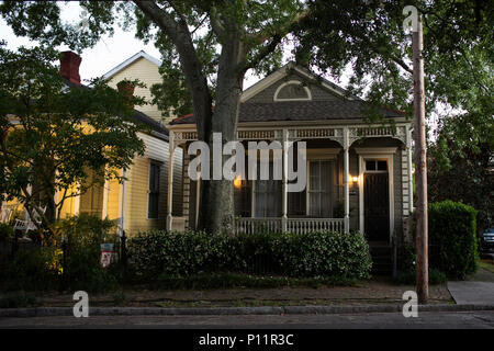 Eine Schrotflinte Haus im Westen Riverside Viertel von New Orleans, Louisiana. Stockfoto