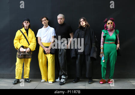 Fashionistas tragen Berthold (Zweiter von rechts) außerhalb der BFC Showspace im Vorfeld des Designer zeigen bei der London Fashion Week Männer SS 19. Stockfoto