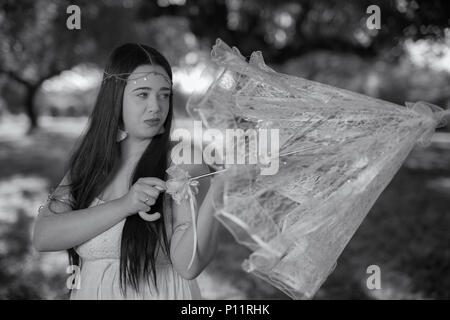 Porträt der jungen Frau mit Stirnband und Schirm. Stockfoto