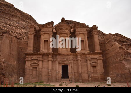 Die Petra Kloster in Jordanien ist das Ende der historischen und antiken Petra Siedlung. Besucher Wanderung fast 100 Schritte zur Al Dayr Petra erreichen. Stockfoto