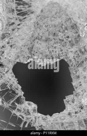 Nahaufnahme von einem schwarzen Loch in der Mitte ein zerbrochenes Glas Stockfoto
