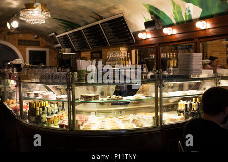 Das berühmte Café Beignet auf Royal Street in New Orleans, Louisiana. Stockfoto